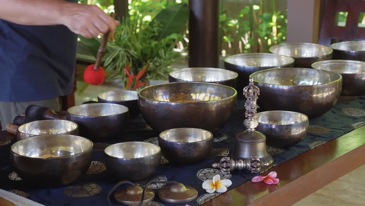 A full Healingbowl set laid out before a group session