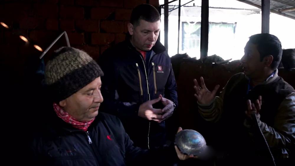 Healingbowl specialists agreeing quality requirements with the Nepalese craftsmen