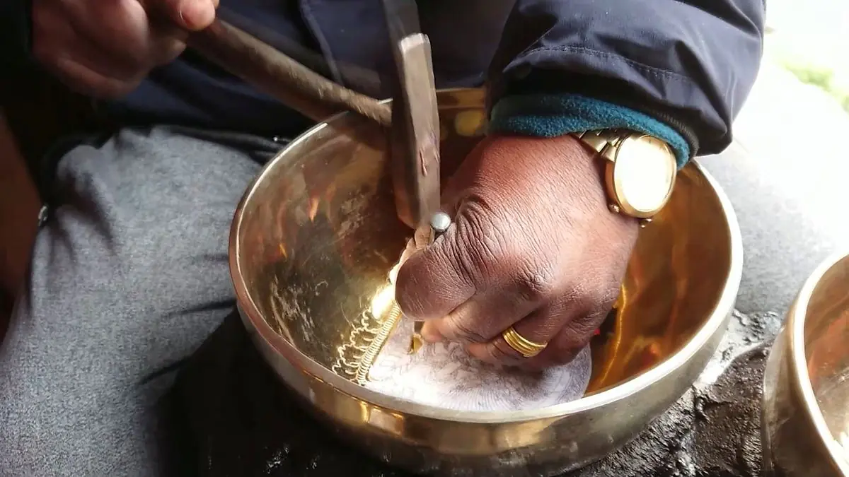Craftsman engraving a Healingbowl singing bowl by hand