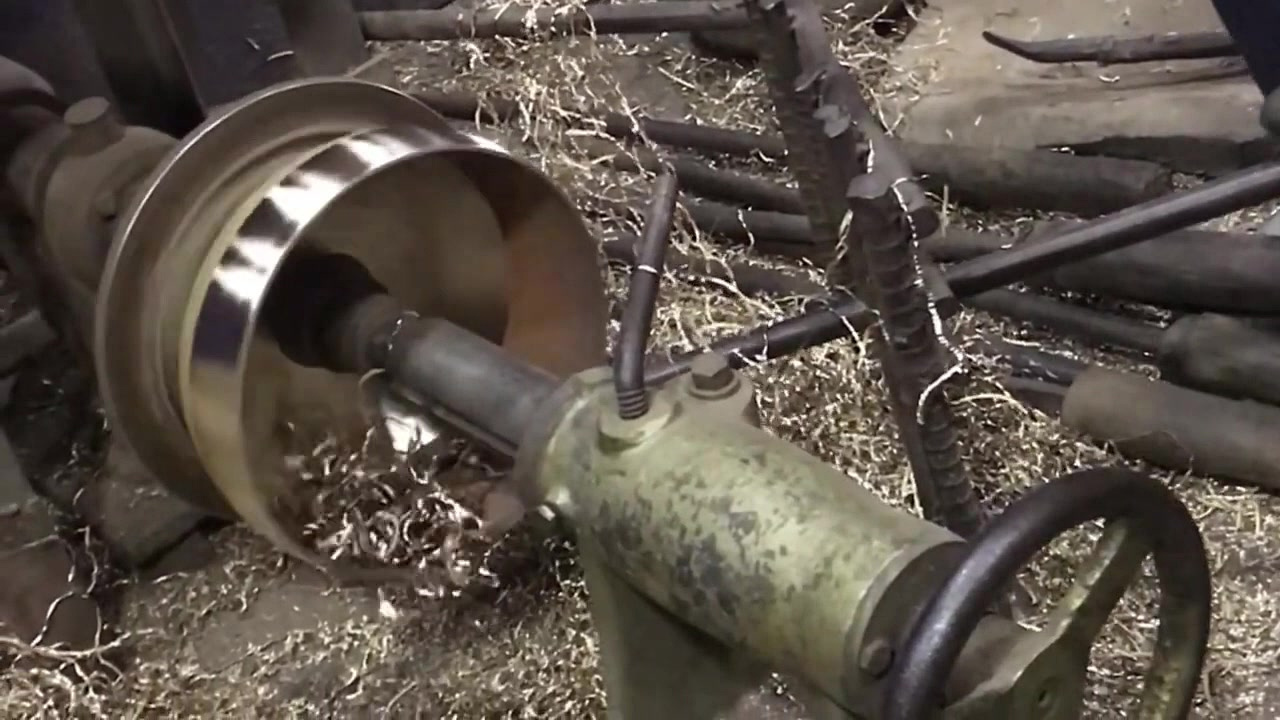 Singing bowl trued on a lathe